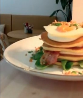 Pancakes com ovos beneditinos e bacon
