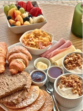 Taça de fruta variada e mesa de brunch